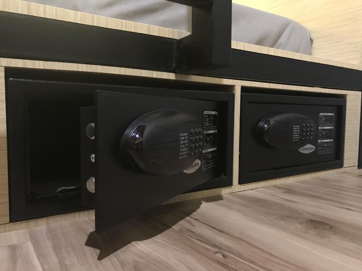 Innbox Capsule Hotel Jembel Extérieur photo